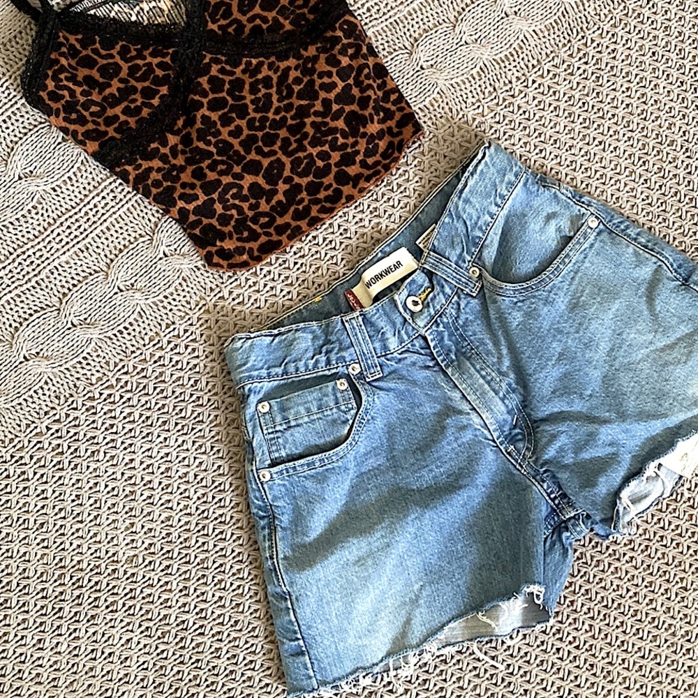 Levi’s Workwear • Raw Hem Distressed Mid-Wash Jean Shorts 🤍 - Picture 9 of 9